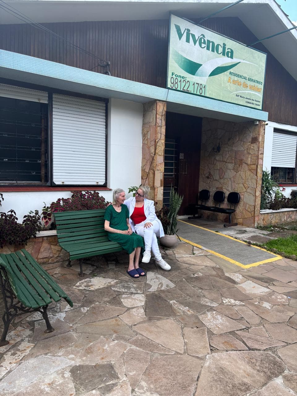 Idosa sorrindo em ambiente acolhedor da Residencial Geriátrico Vivência em Porto Alegre