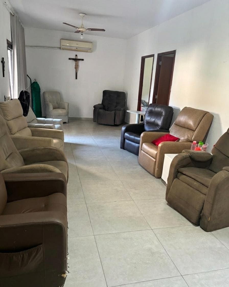 Sala de estar ampla com múltiplas poltronas reclináveis