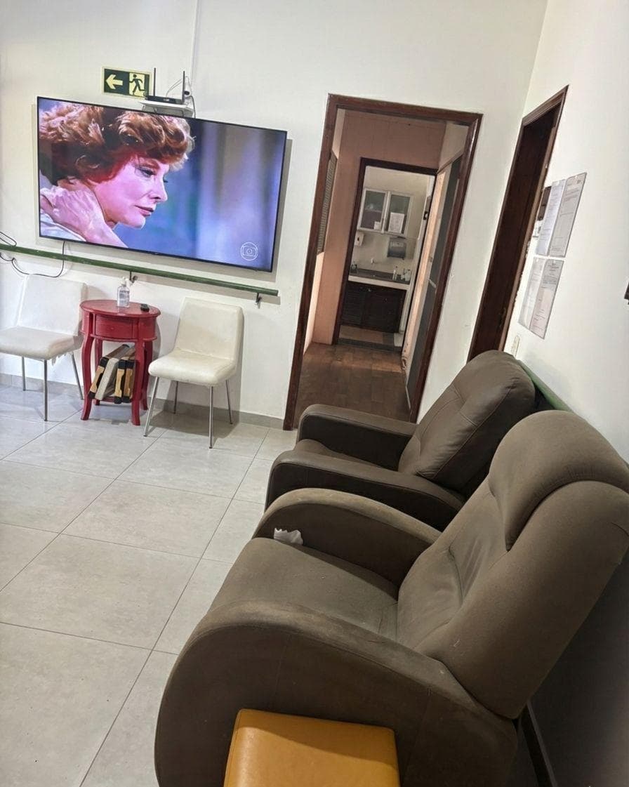 Sala de TV com poltronas confortáveis e corrimão de apoio