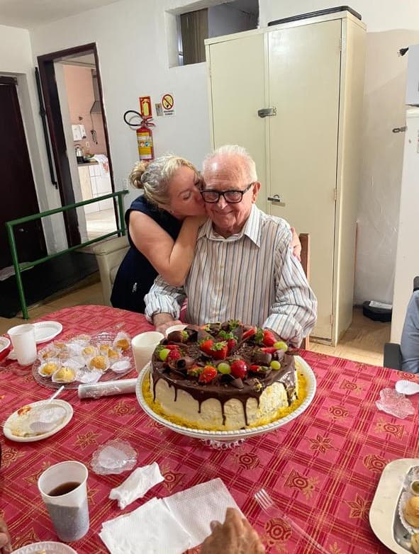 Comemoração de aniversário com residentes e equipe